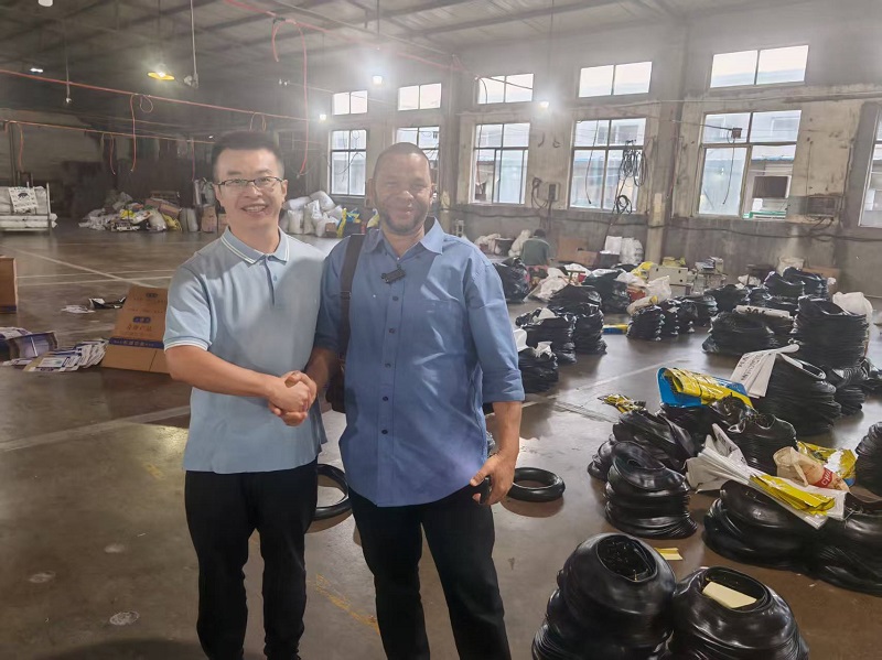 Pelanggan Sierra Leone Muji Kapasitas Produksi lan Kualitas Produk Sajrone Kunjungan Pabrik
